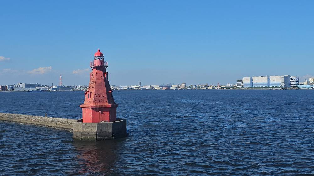 マリンルージュアフタヌーンクルーズ　横浜北水堤灯台　赤灯台