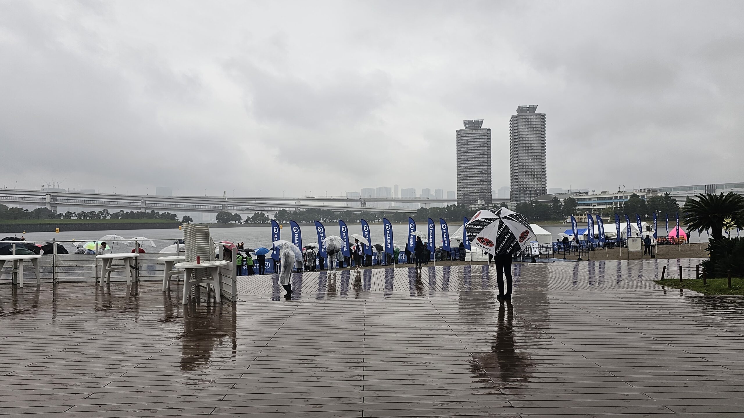 日本トライアスロン選手権は雨が降りしきり、気温が下がった中開催されました
